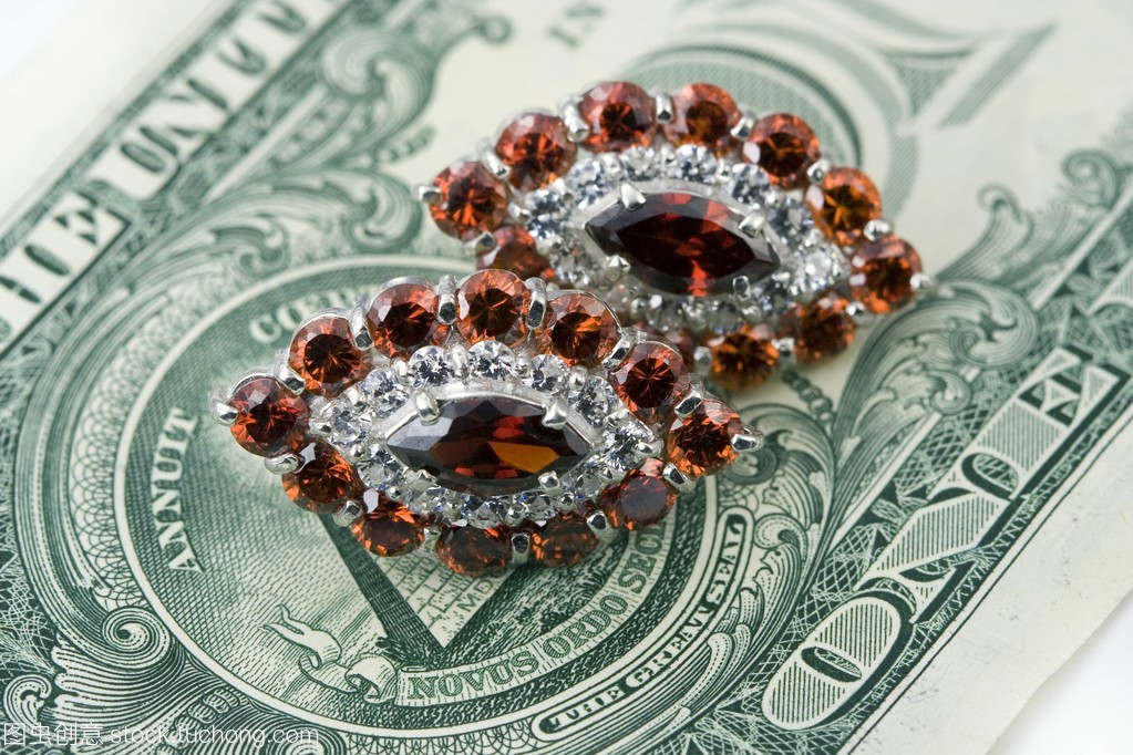 珠寶首飾、金錢與化妝品 現代消費文化的象征與反思